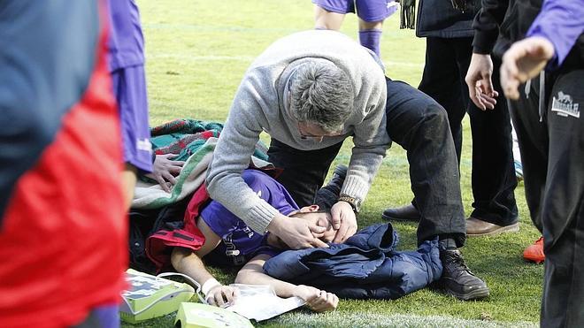 Jogador cai inconsciente e é salvo por médico que assistia ao jogo