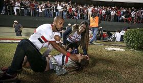 Adeptos caem no fosso do Estádio do Morumbi durante o São Paulo v Atlético-MG