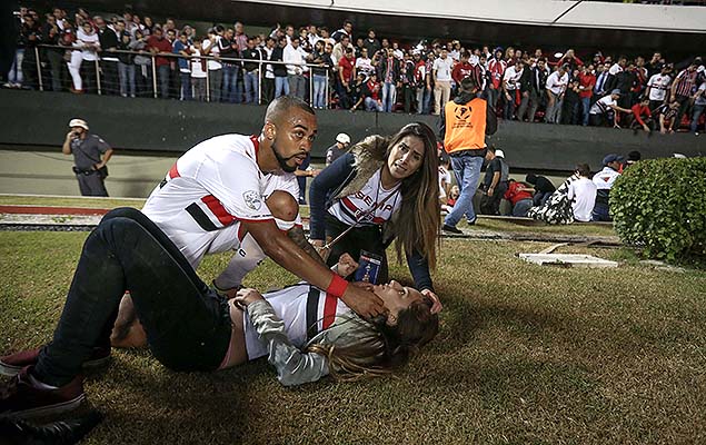 Adeptos caem no fosso do Estádio do Morumbi durante o São Paulo v Atlético-MG