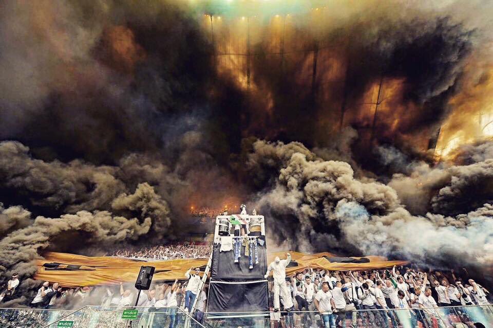 Adeptos do Legia provocam enorme muro de fumo durante final da Taça da Polónia