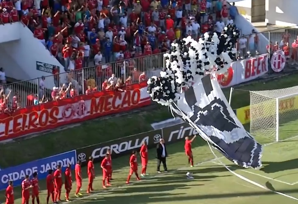 Veja o que acontece quando claque recebe balões com escudo de equipa adversária