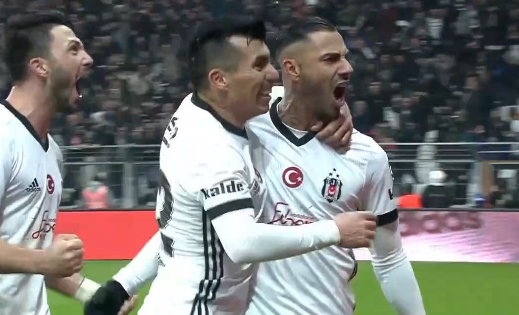 Quaresma marca de trivela contra Fenerbahce