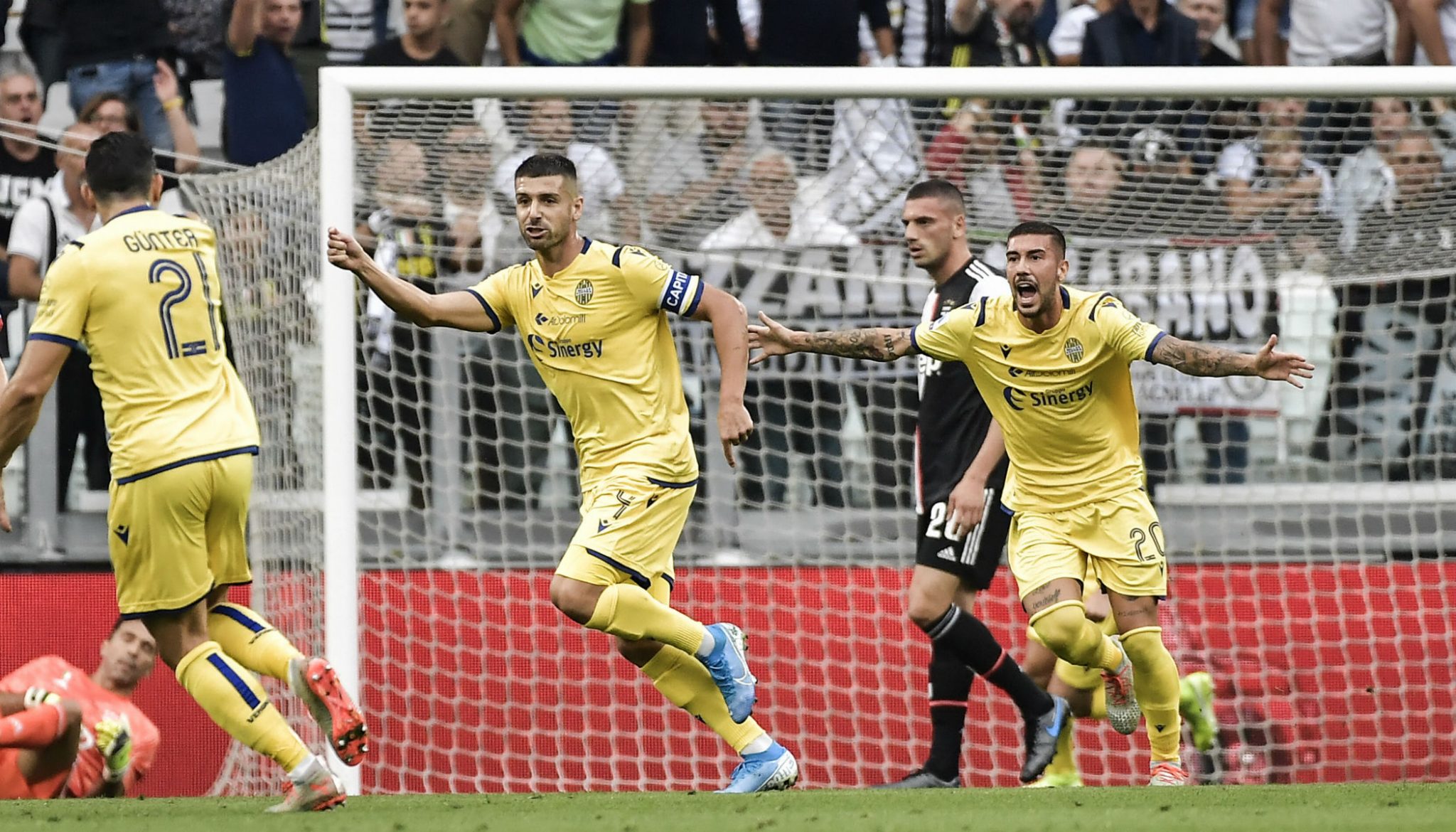 Miguel Veloso faz bomba do meio da rua na Serie A