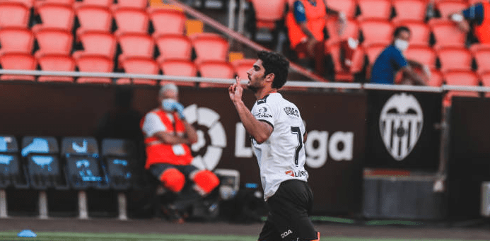 Gonçalo Guedes: desde o meio campo, passa por meia equipa do Osasuna e marca golaço!