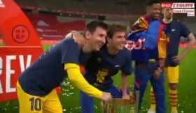 Vídeo: Todos querem tirar uma foto com Messi… até os companheiros de equipa