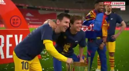 Vídeo: Todos querem tirar uma foto com Messi… até os companheiros de equipa