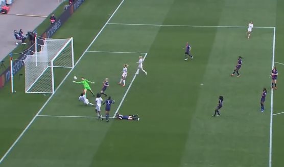 A incrível defesa de Endler (PSG) que eliminou o multi-campeão europeu feminino Lyon a pouco segundos do final! (VIDEO)