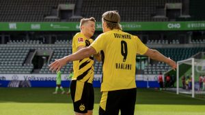 Haaland volta a ‘destruir’ e mantém Dortmund na corrida pela Champions