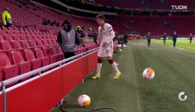 Vídeo: Apanha-bolas do Ajax ‘agride’ defesa da Roma