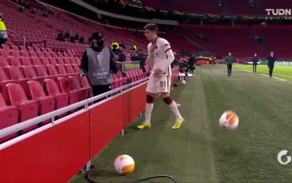 Vídeo: Apanha-bolas do Ajax ‘agride’ defesa da Roma