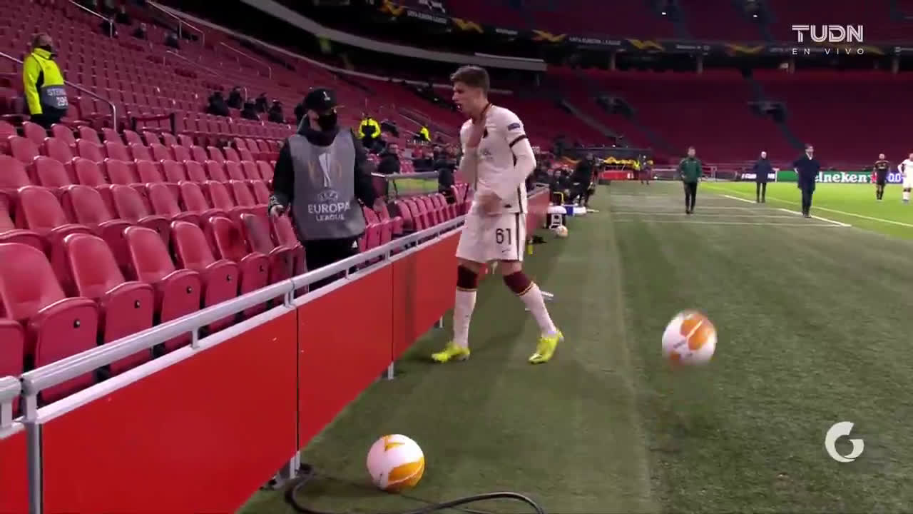 Vídeo: Apanha-bolas do Ajax ‘agride’ defesa da Roma