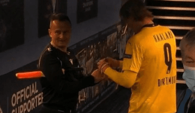 Vídeo: Insólito! Árbitro auxiliar do Man City-Dortmund pediu autógrafo a Haaland