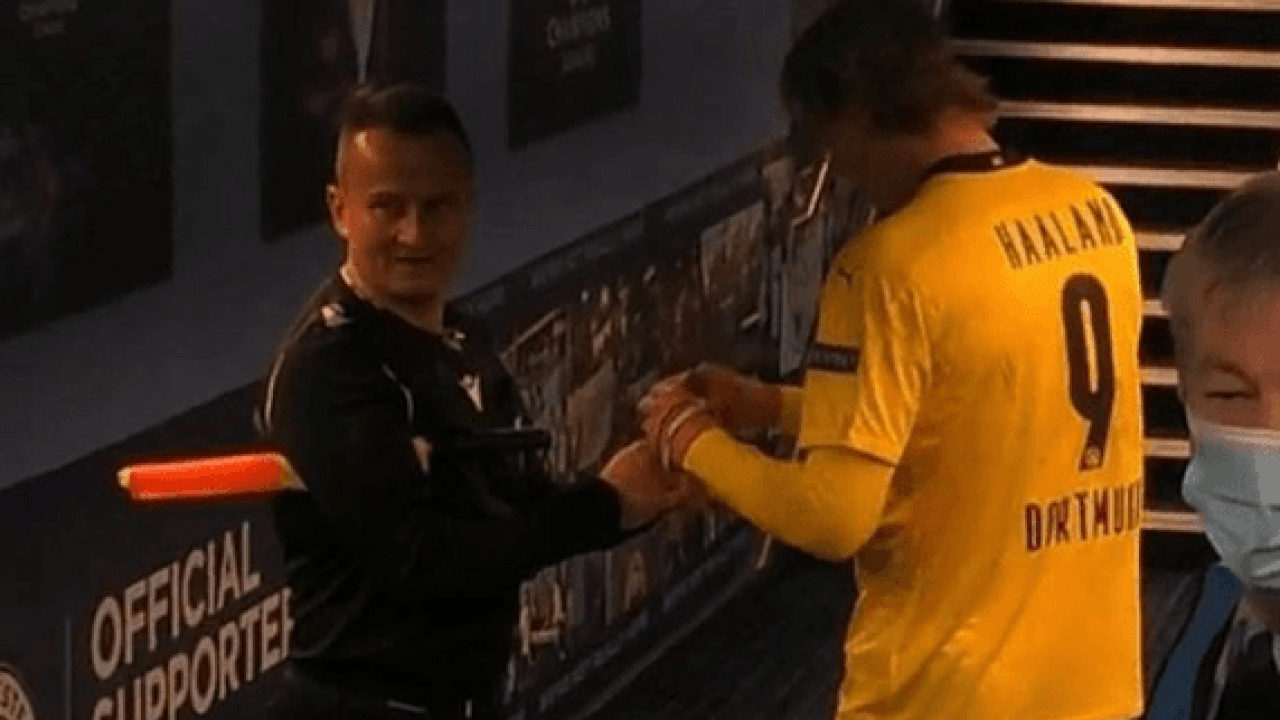 Vídeo: Insólito! Árbitro auxiliar do Man City-Dortmund pediu autógrafo a Haaland