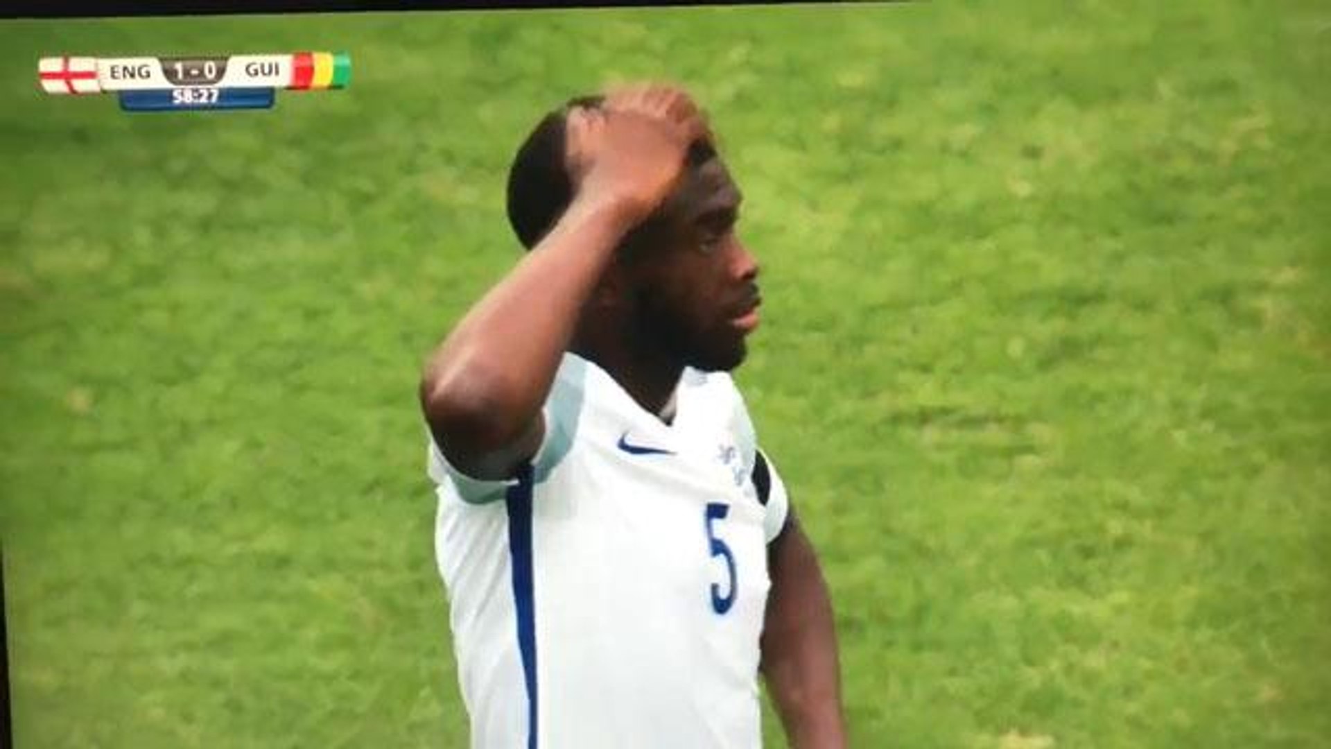 Vídeo: Momento bizarro em Inglaterra! Jogador português agredido à cabeçada por um colega