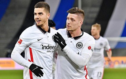 VÍDEO: O belo e esforçado trabalho de André Silva para o golo de Jovic