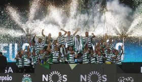 Vídeo: O momento em que o Sporting ergueu a Taça de Campeão