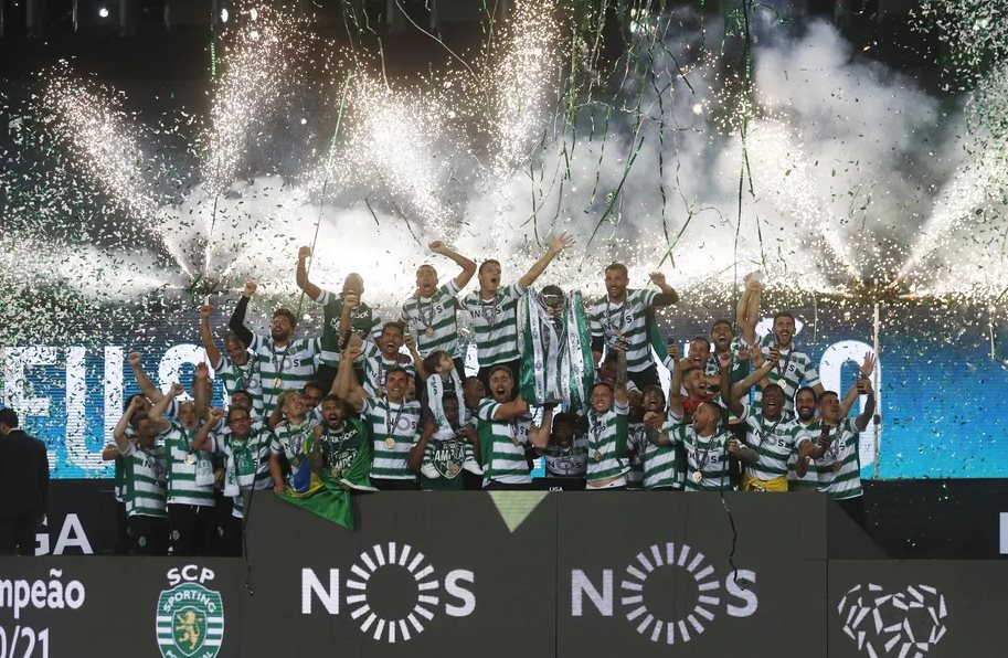 Vídeo: O momento em que o Sporting ergueu a Taça de Campeão