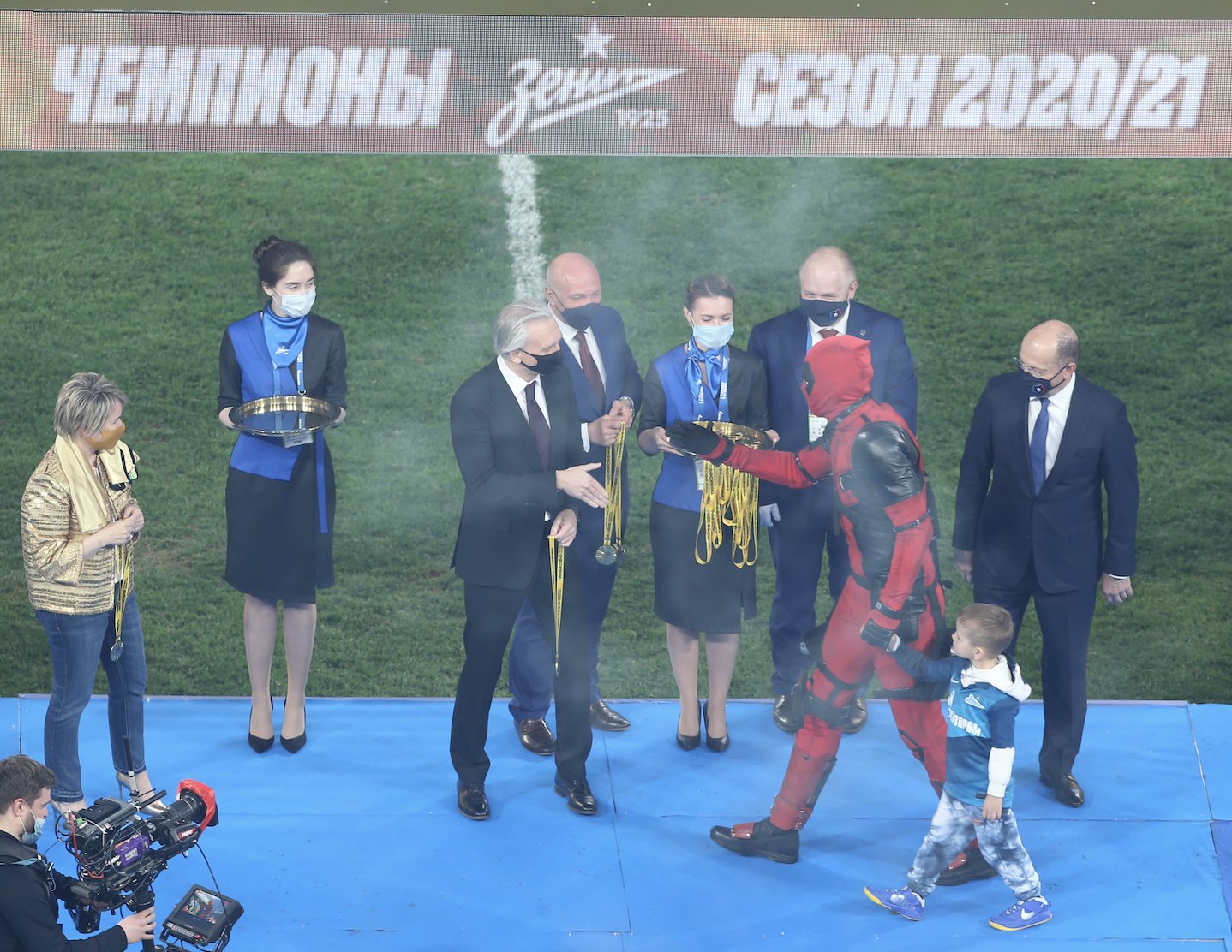 VÍDEO: Dzyuba recebeu a medalha de campeão russo vestido assim!