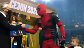 Vídeo: Dzyuba veste-se de Deadpool para receber medalha de campeão