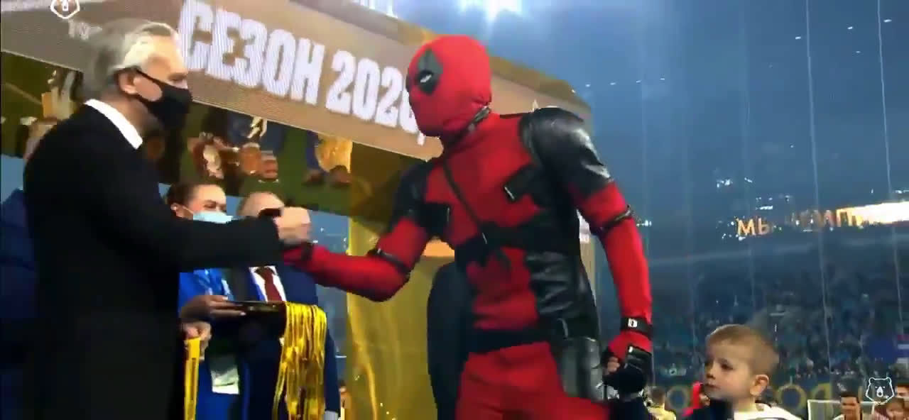 Vídeo: Dzyuba veste-se de Deadpool para receber medalha de campeão