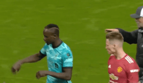 Vídeo: Sadio Mané não gostou de ser suplente de Jota e deixou Klopp de mão estendida