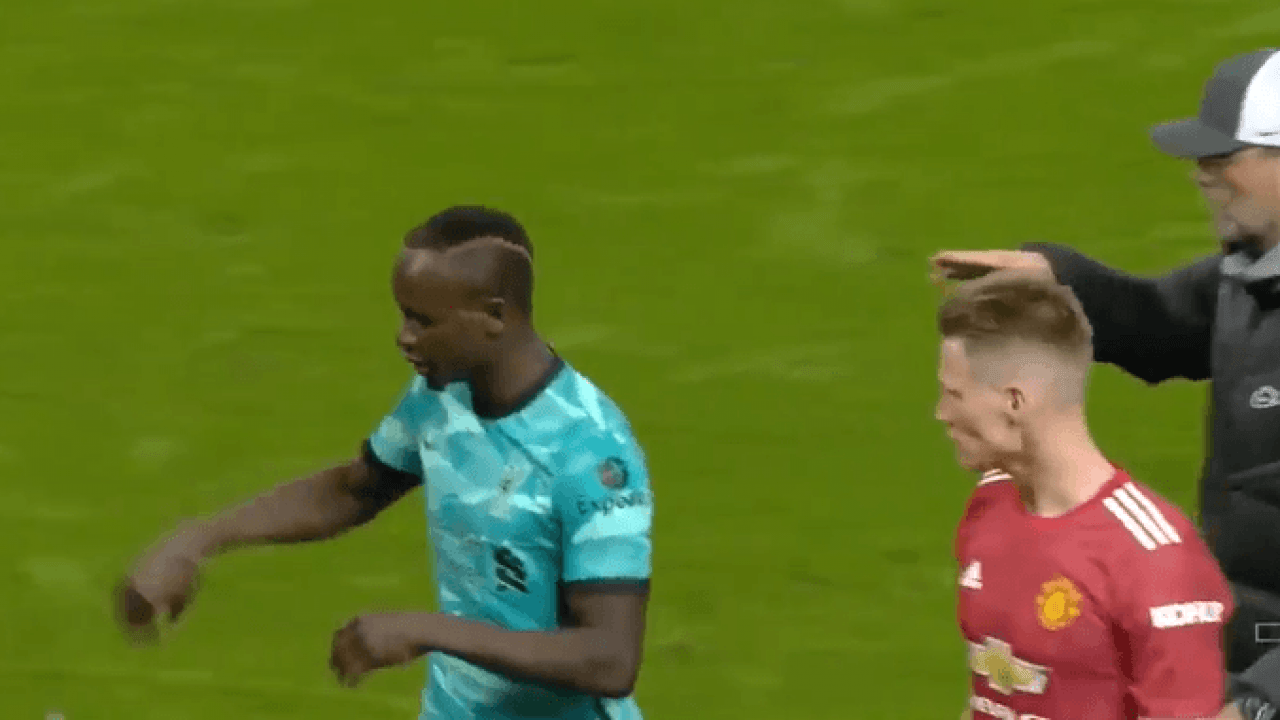 Vídeo: Sadio Mané não gostou de ser suplente de Jota e deixou Klopp de mão estendida