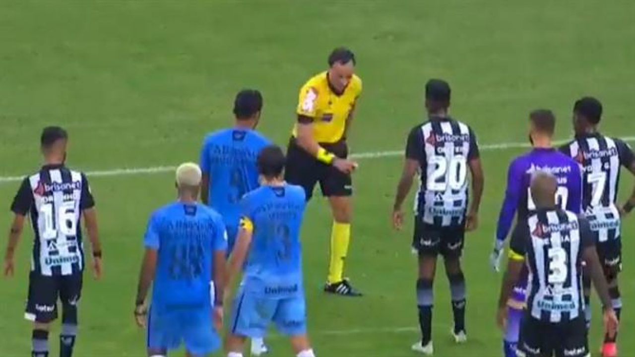 Vídeo: Árbitro inova na utilização do spray e ameaça os jogadores de expulsão