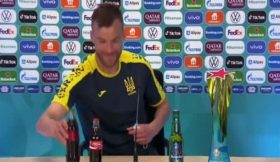 Vídeo: O cómico momento de Yarmolenko com as garrafas da Coca Cola e Heineken