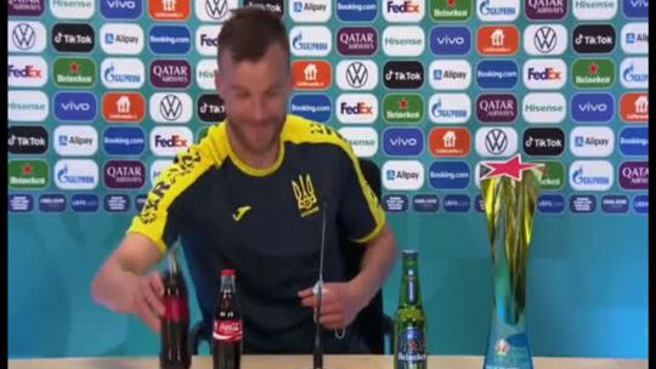 Vídeo: O cómico momento de Yarmolenko com as garrafas da Coca Cola e Heineken