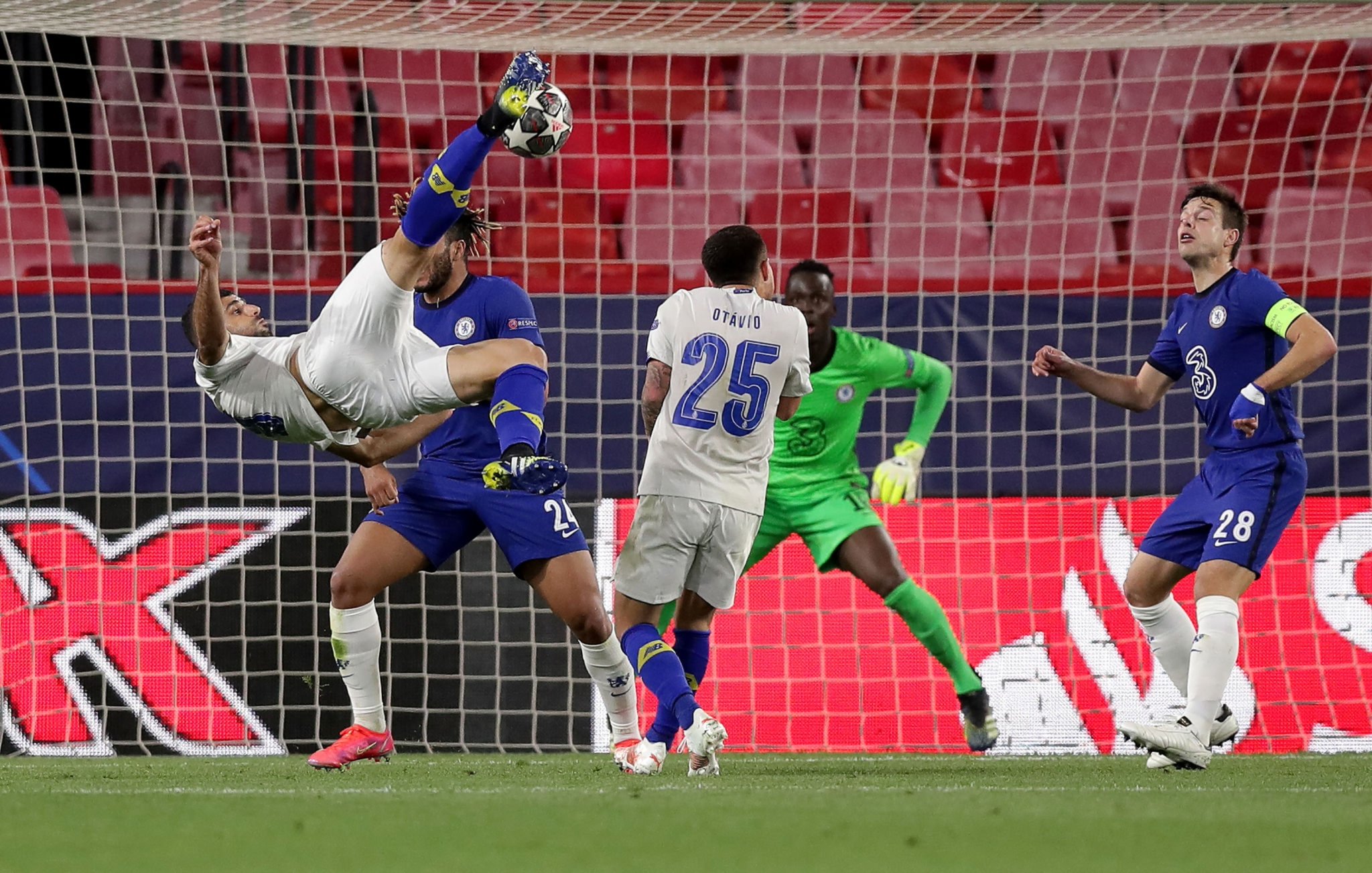 Vídeo: Golo de Taremi eleito o melhor da época para a UEFA