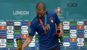 Vídeo: Indireta para Ronaldo? Bonucci bebeu cerveja e coca-cola na conferência de imprensa depois da vitória no Europeu