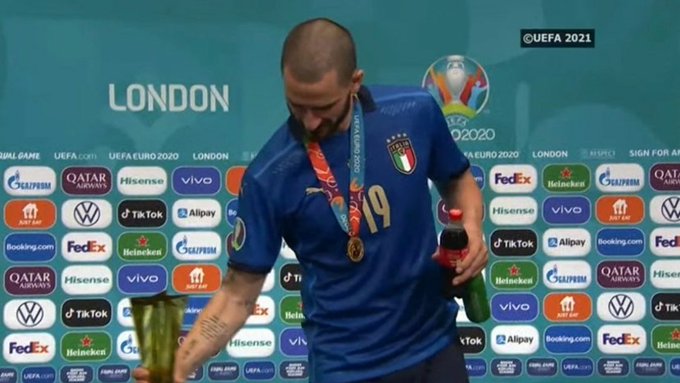 Vídeo: Indireta para Ronaldo? Bonucci bebeu cerveja e coca-cola na conferência de imprensa depois da vitória no Europeu