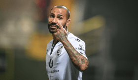 Vídeo: Quaresma marca golaço de letra e deixa recado nas redes sociais