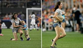 Menino De 2 Anos Invade Campo De Futebol, Mãe Vai Atrás Dele e Cria Momento Caricato