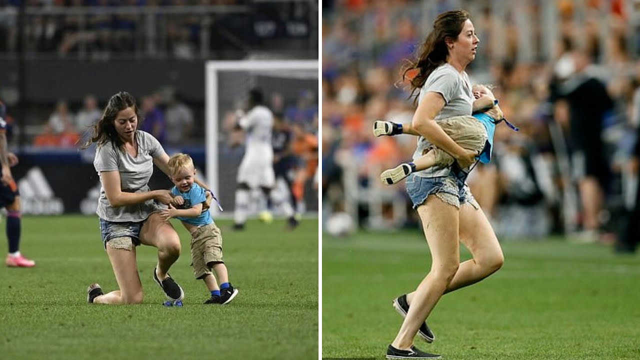 Menino De 2 Anos Invade Campo De Futebol, Mãe Vai Atrás Dele e Cria Momento Caricato