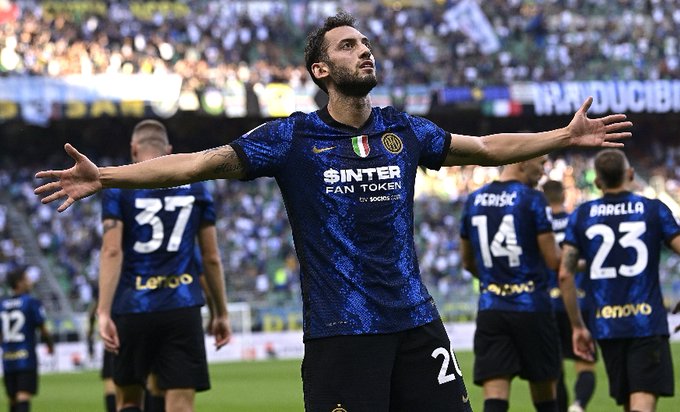 Vídeo: Çalhanoğlu marca golaço na estreia pelo Inter