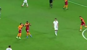 Vídeo: Central do Galatasaray, que passou pelo Chaves e Rio Ave, dá cabeçada e murro a companheiro de equipa