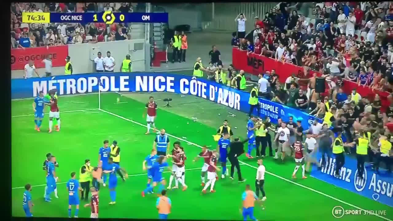 Vídeo: Loucura no Nice-Marselha! Atiraram objectos contra Payet e o médio fez o mesmo aos adeptos, que responderam com uma invasão