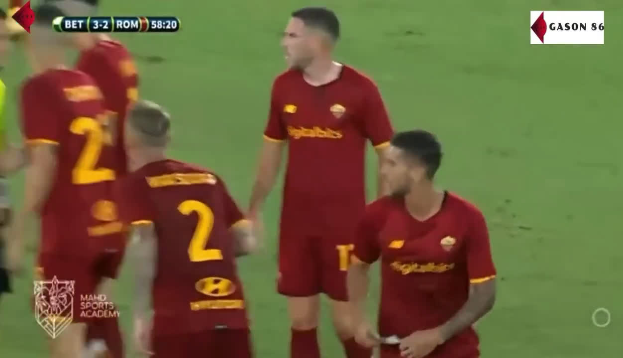 Vídeo: Mourinho invadiu relvado para confrontar o árbitro, depois do capitão da Roma ver vermelho, e também acabou expulso