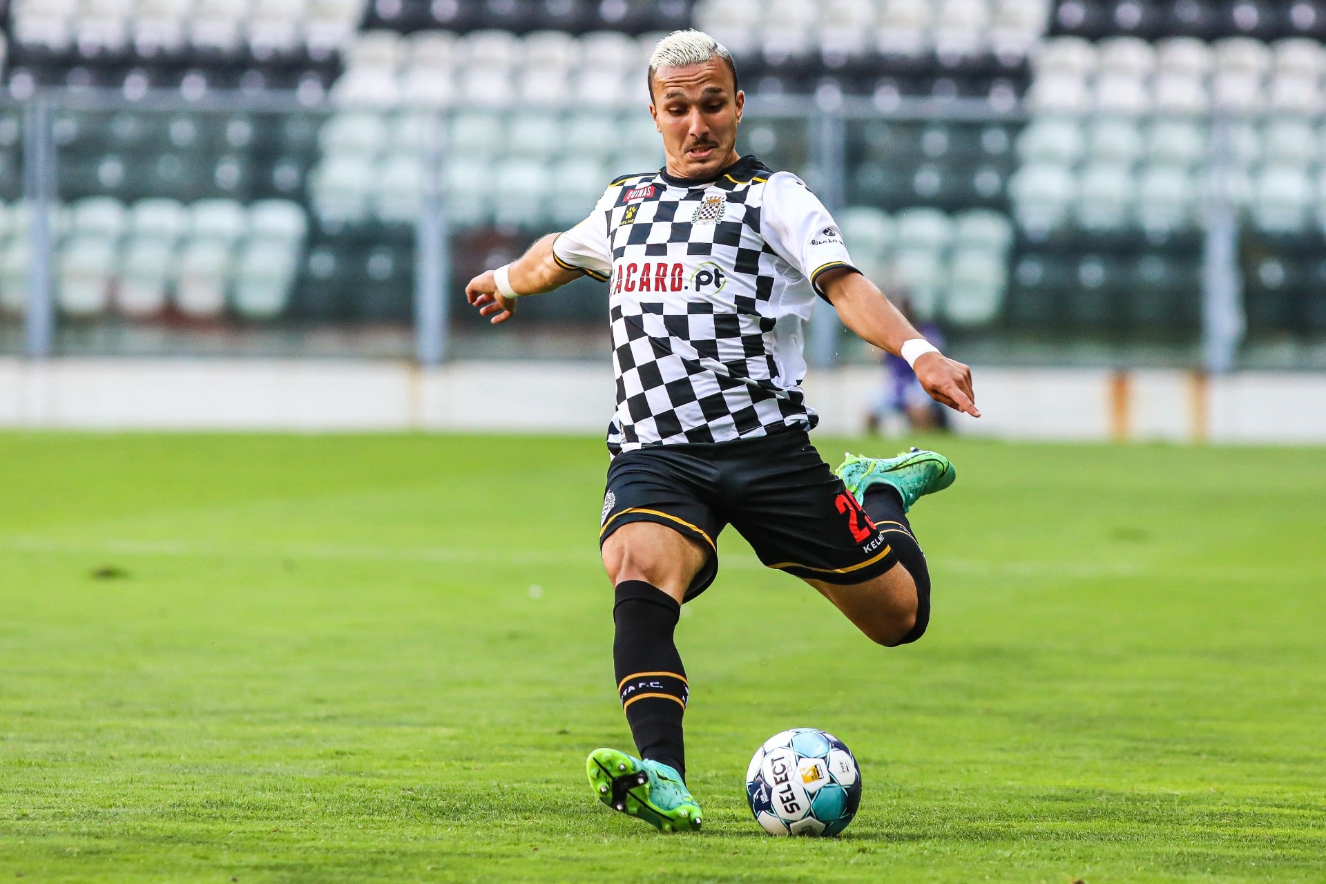 Vídeo: Passe incrível, receção de nível e golo do Boavista