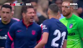 VÍDEO: Simeone entra no relvado para recriminar atitude de Carrasco