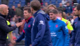 VÍDEO: Simeone pega-se com treinador do Feyenoord e empurra-o