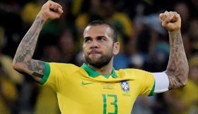 Dani Alves fica sem clube até ao final do Ano