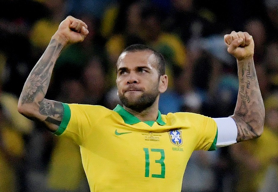 Dani Alves fica sem clube até ao final do Ano