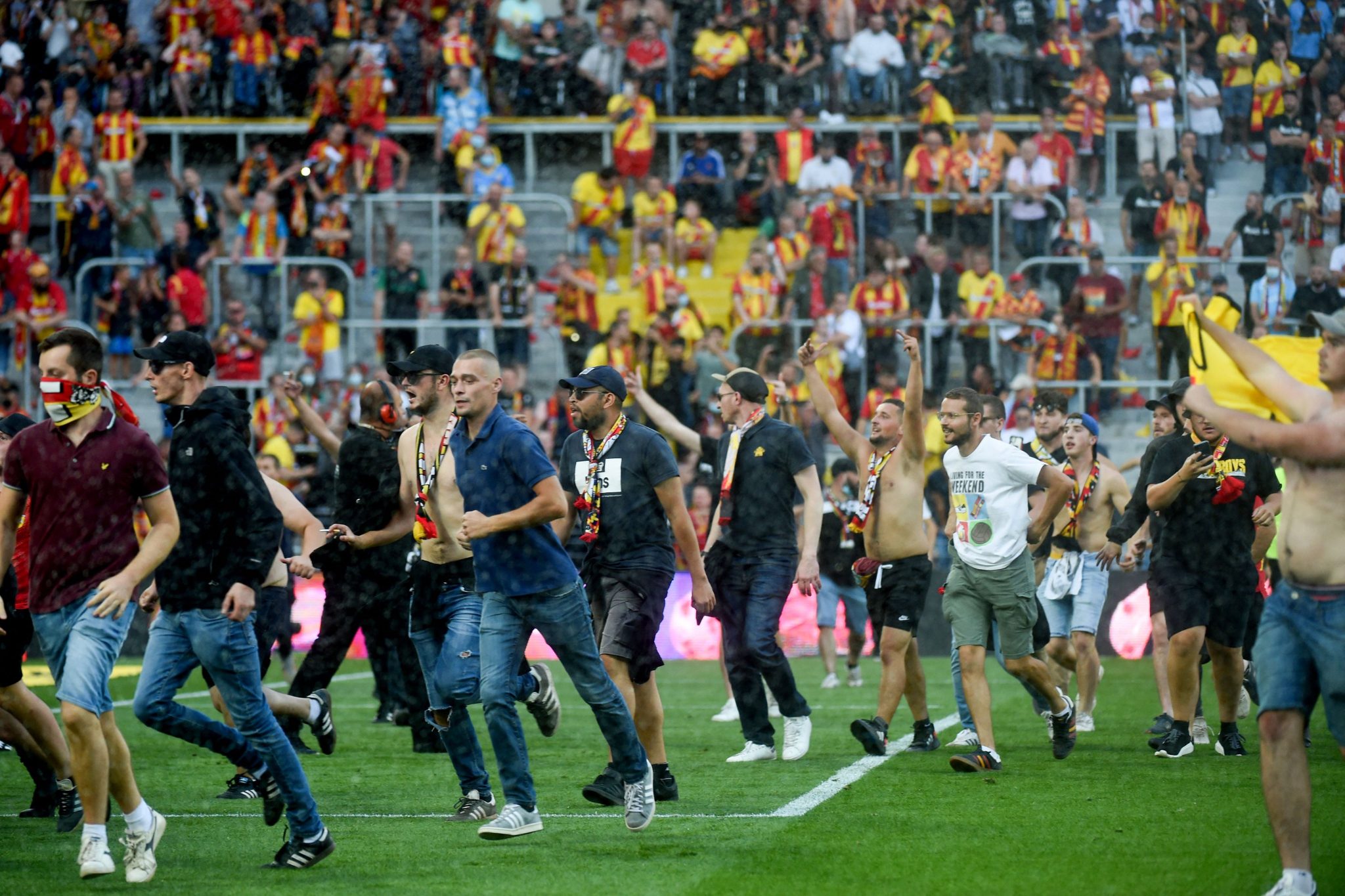 VÍDEO: Adeptos do Lens invadiram o relvado para confrontar os do Lille