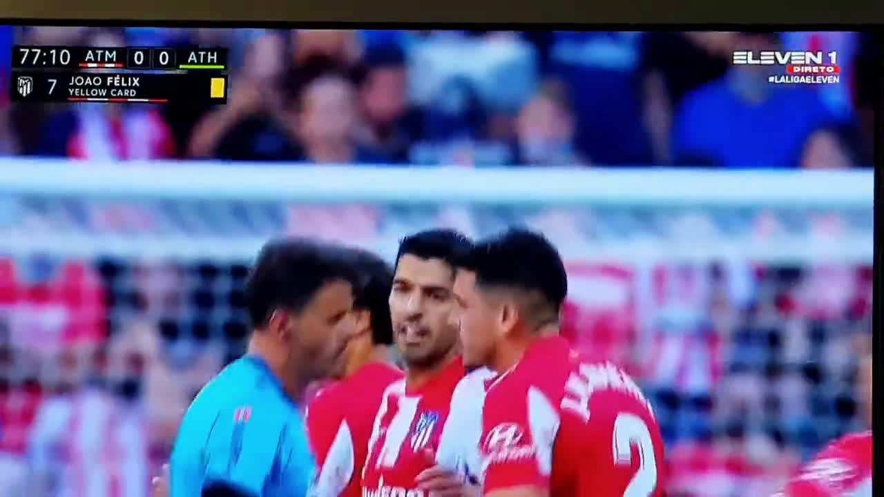 Vídeo: João Félix viu amarelo e foi expulso logo a seguir por chamar louco ao árbitro