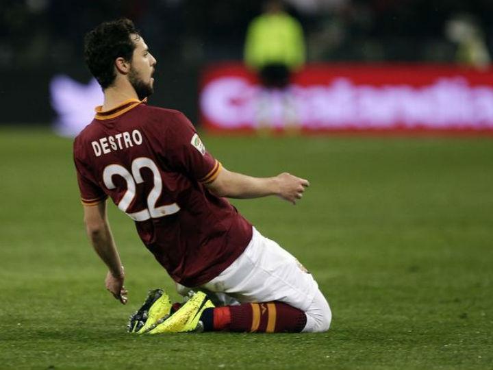 VÍDEO: Mattia Destro marcou um belíssimo golo de garrafa na mão