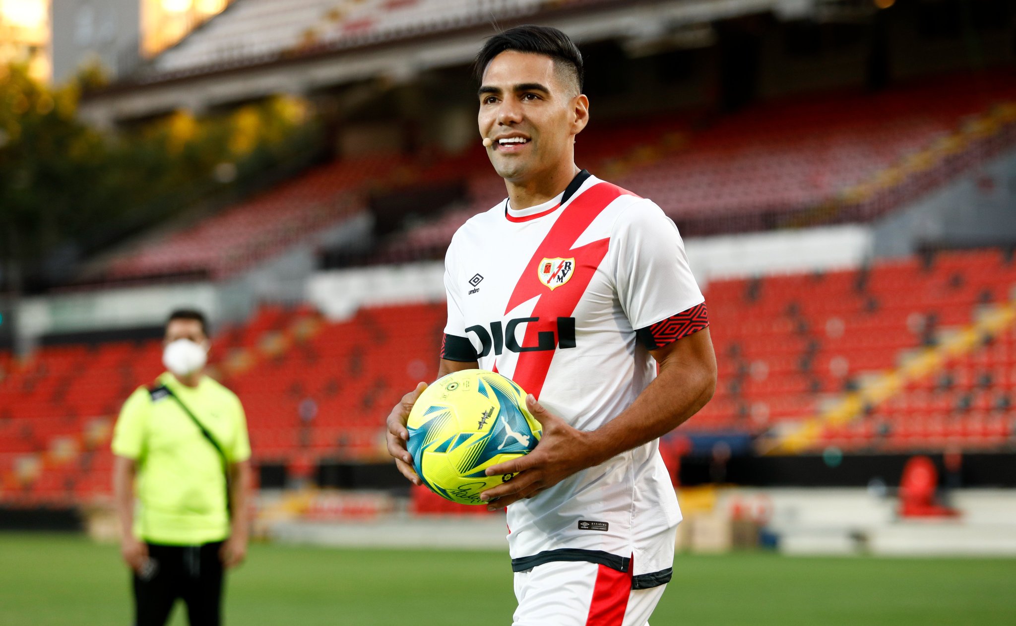 VÍDEO: Radamel Falcao marca na estreia pelo Rayo