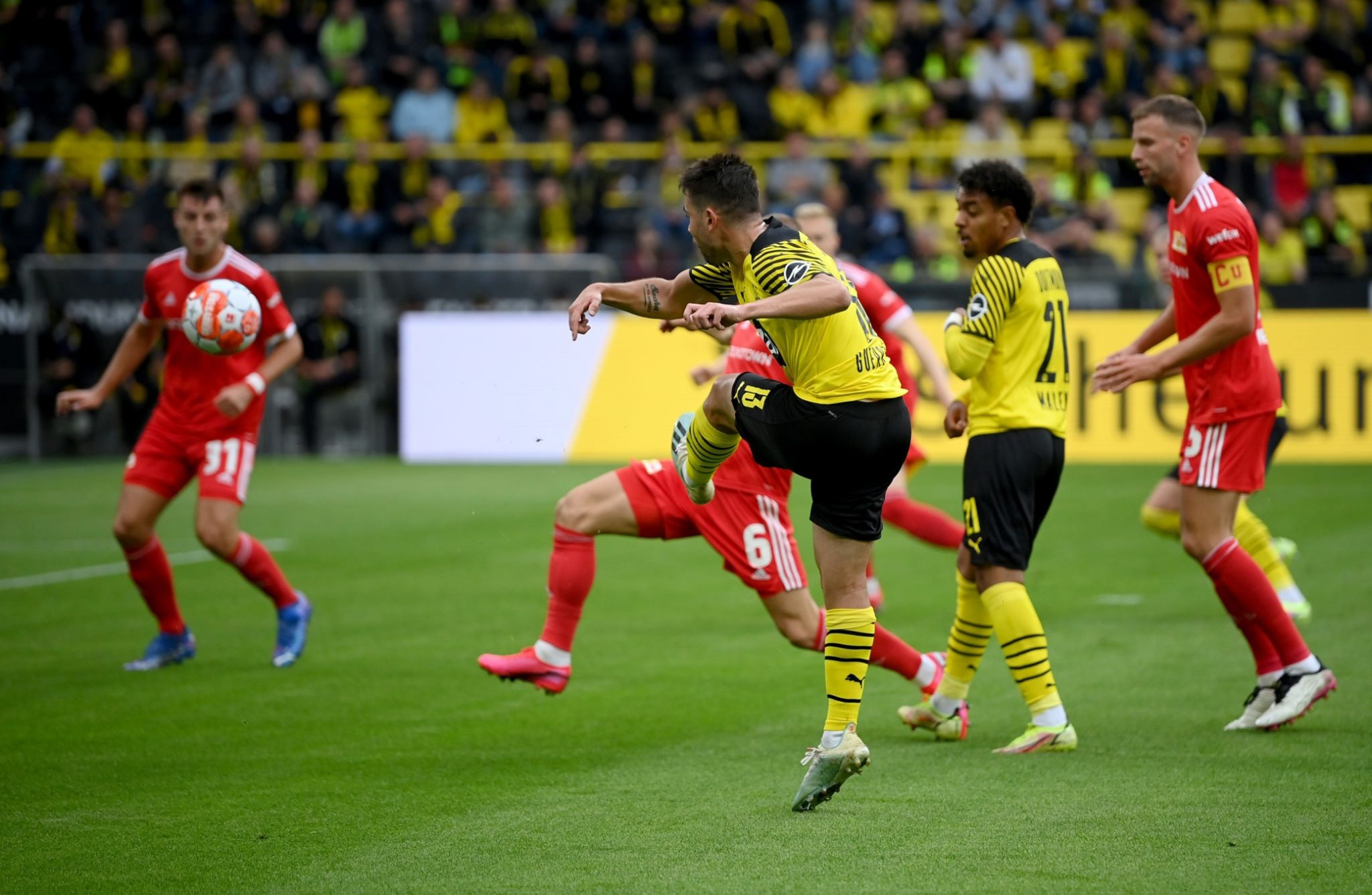 VÍDEO: Raphael Guerreiro marca golo espetacular ao Union Berlim