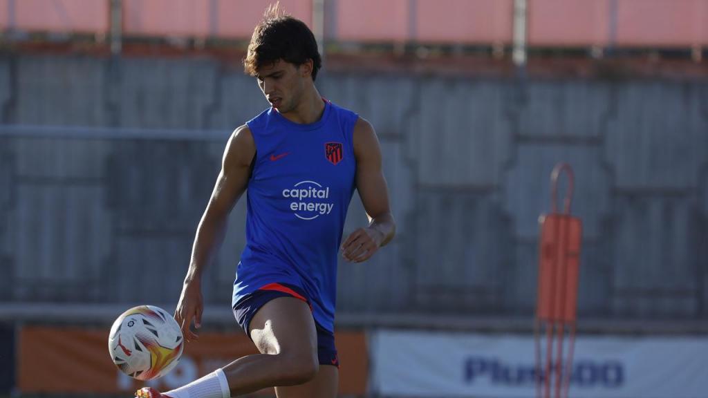 Vídeo: Simeone a apertar com João Félix no treino do Atlético Madrid